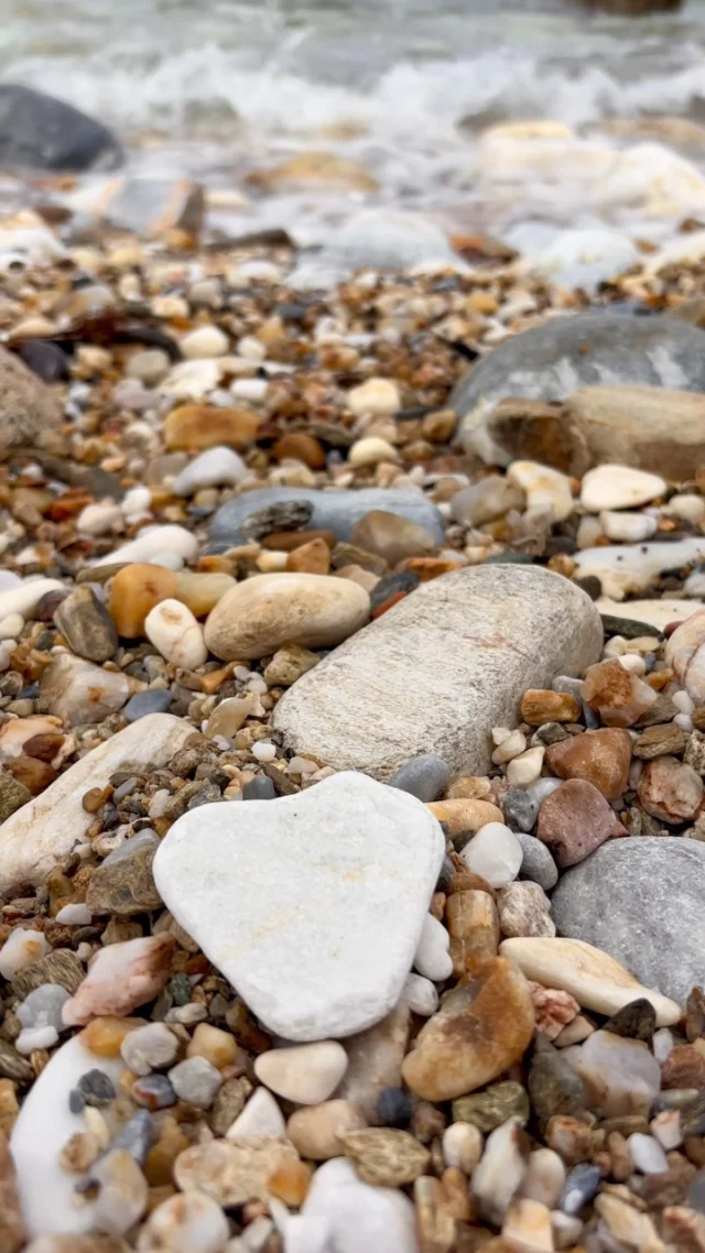 Friday Heartsday

Loverock…

Look out for your heart too! 💙

#retreats #fridayheartsday #heartstones #heartsonmypath #iousía