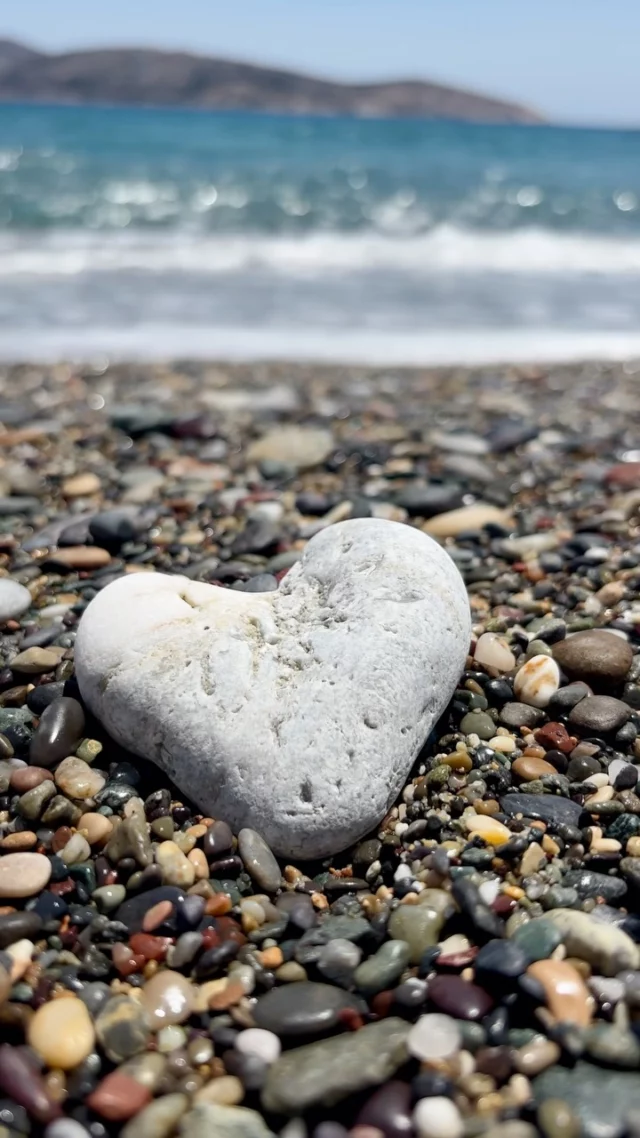 Friday Heartsday

To be honest:
I didn’t find this one
But my love did😍

🙏 @agnes.vangerwen 
@katokoufonisi

Look out for your heart too! 💙

#retreats #fridayheartsday #heartstones #iousía #heartsonmypath