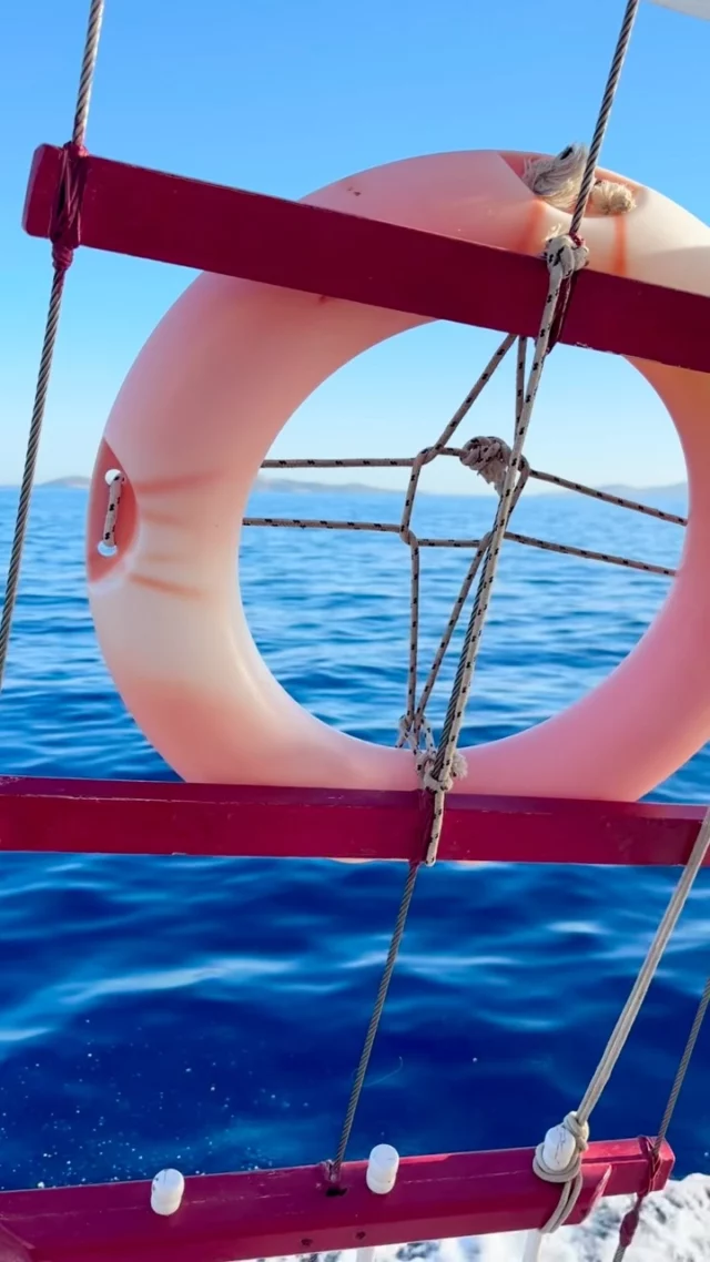 A lifebuoy… 

It doesn’t get used often (luckily)
But the mere fact that it’s there 
Gives us a secure feeling

Therapy is 
Creating a lifebuoy within yourself…

#iousía #creativetherapy #retreats #lifebuoy #discoveryourself